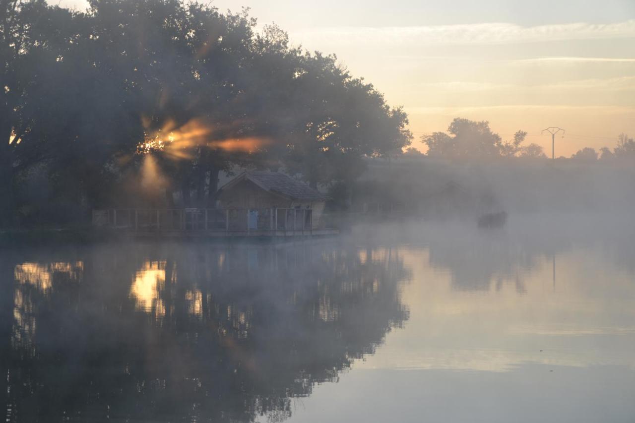 Village Flottant De Pressac Exterior photo
